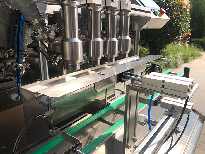 haha体育辣椒酱灌装机械设备细节实拍