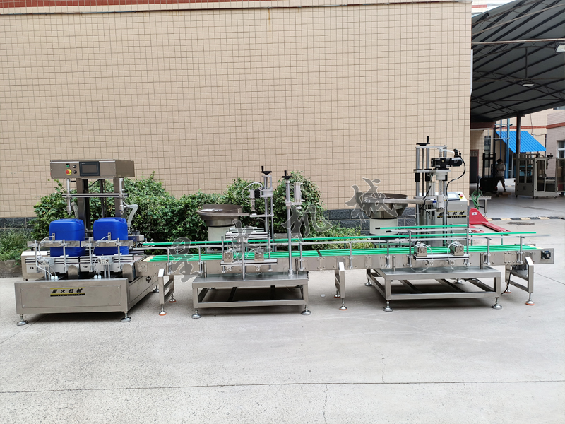 双头化工助剂称重灌装机-haha体育称重灌装旋盖生产线实拍展示